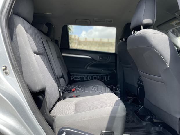 Toyota Highlander LE 2019 Silver photo 9