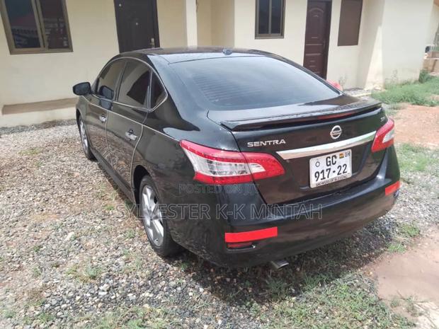 Nissan Sentra SR 4dr Sedan (1.8L 4cyl CVT) 2015 Black photo 6