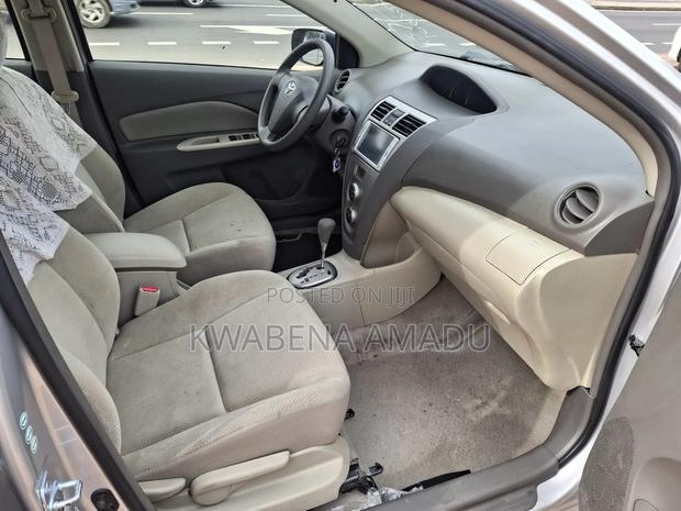 Toyota Belta 2010 Silver