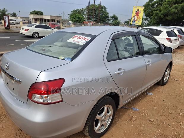 Toyota Belta 2010 Silver