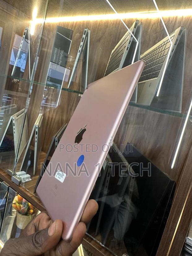 Apple iPad 9.7 256 GB photo 2