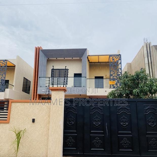 5bdrm Duplex in Oyarifa for sale · Photo 1