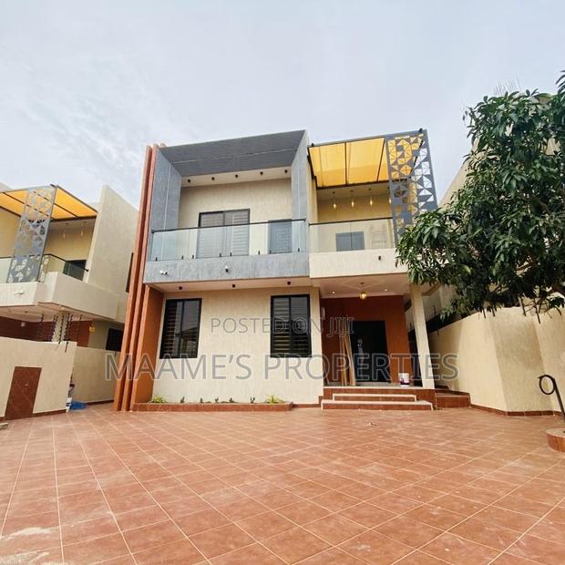 5bdrm Duplex in Oyarifa for sale · Photo 2