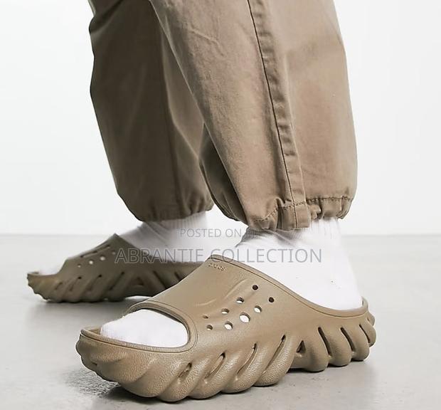 Unisex Crocs Echo Slides Brown · Photo 4