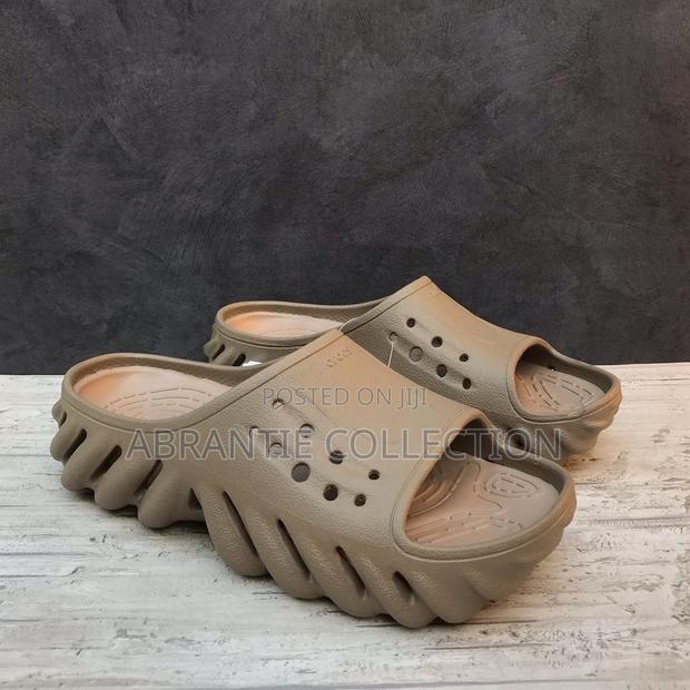 Unisex Crocs Echo Slides Brown · Photo 3