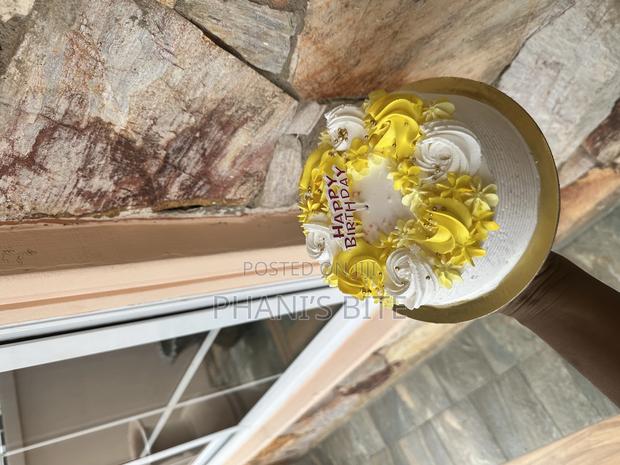 Beautiful One Layer Yellow Frosting · Photo 2