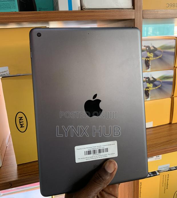 Apple iPad 10.2 (2019) 128 GB Gray · Photo 3
