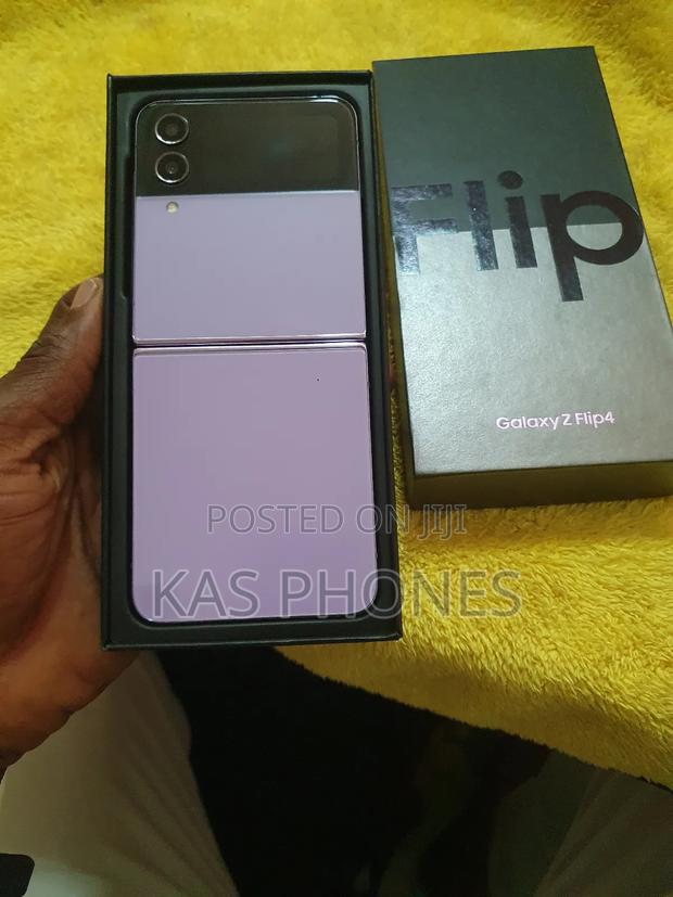 New Samsung Galaxy Z Flip4 256 GB Purple photo 2