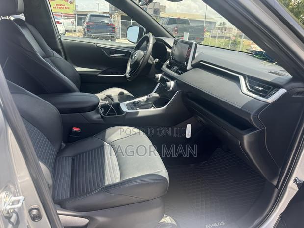 Toyota RAV4 Limited 2022 Silver