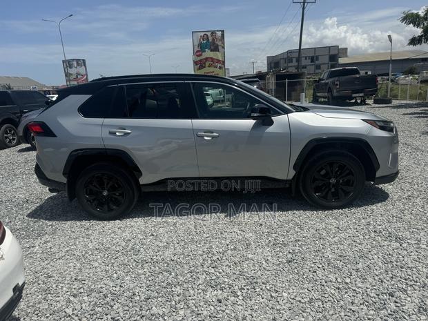 Toyota RAV4 Limited 2022 Silver