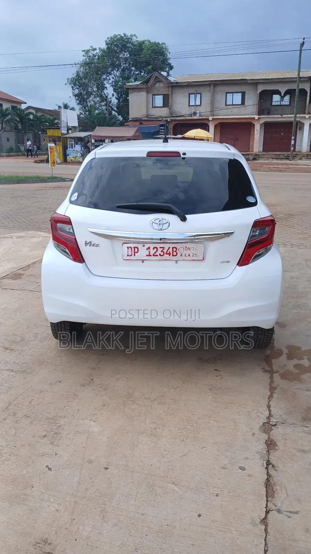 Toyota Vitz 1.3 AWD 5dr 2015 White · Photo 4