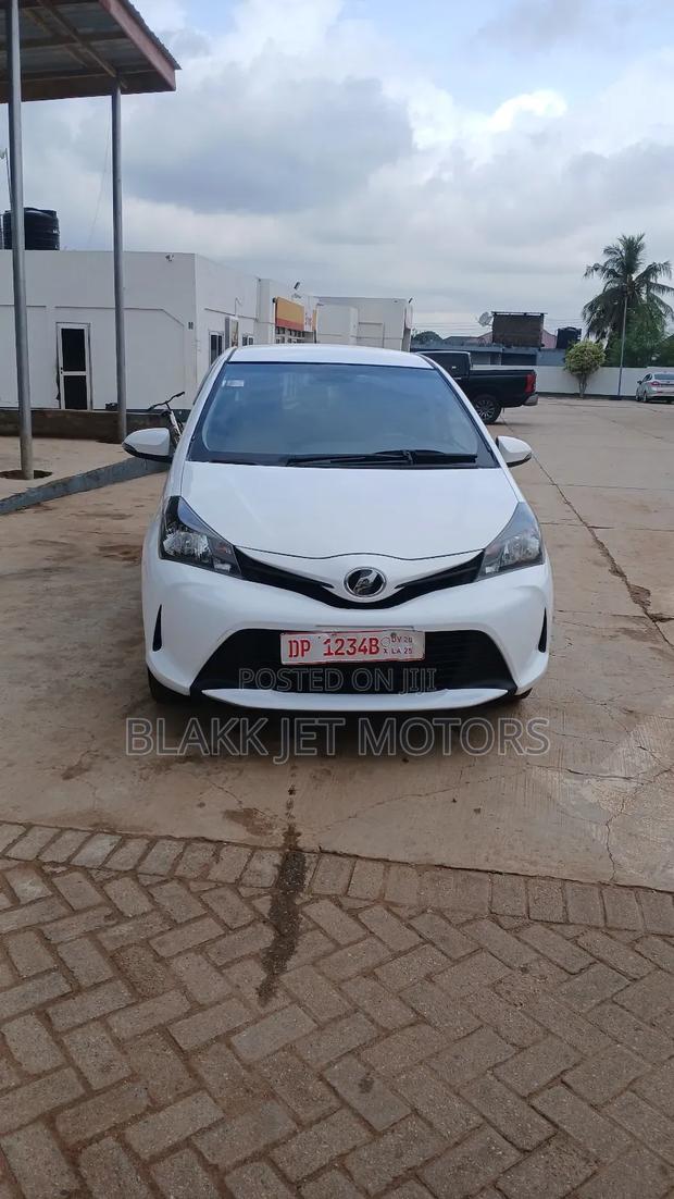 Toyota Vitz 1.3 AWD 5dr 2015 White · Photo 1