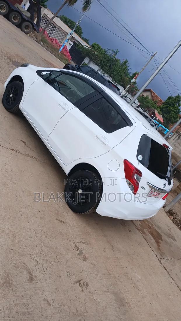 Toyota Vitz 1.3 AWD 5dr 2015 White · Photo 3