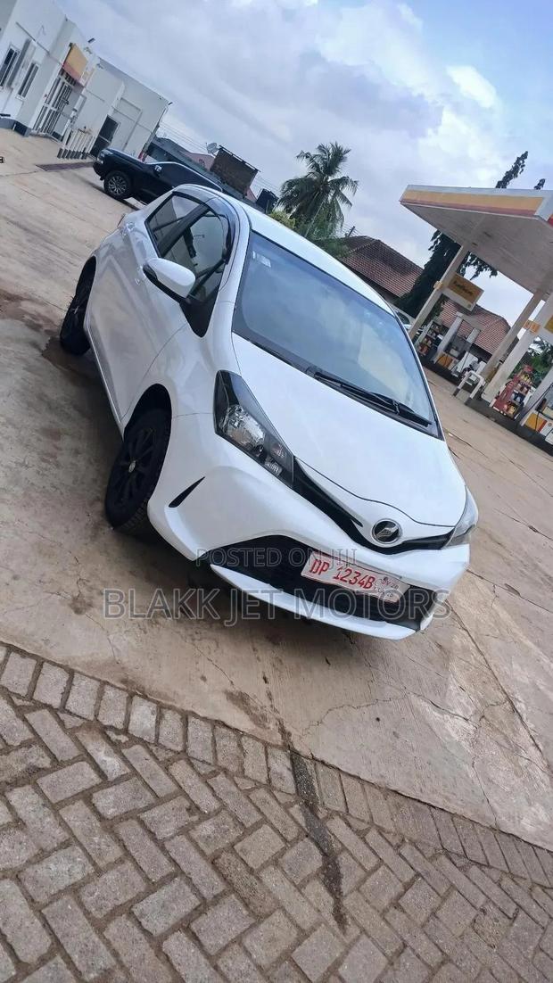 Toyota Vitz 1.3 AWD 5dr 2015 White · Photo 2