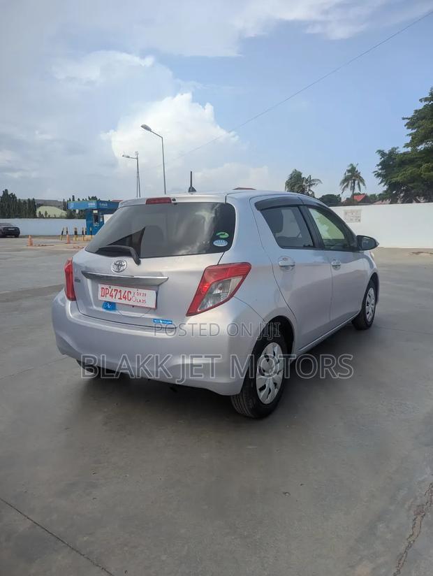 Toyota Vitz 1.3 AWD 5dr 2012 Beige · Photo 3