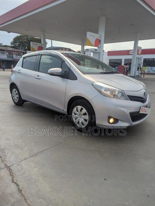 Toyota Vitz 1.3 AWD 5dr 2012 Beige · Photo 4