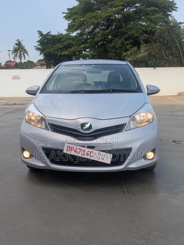 Toyota Vitz 1.3 AWD 5dr 2012 Beige · Photo 2