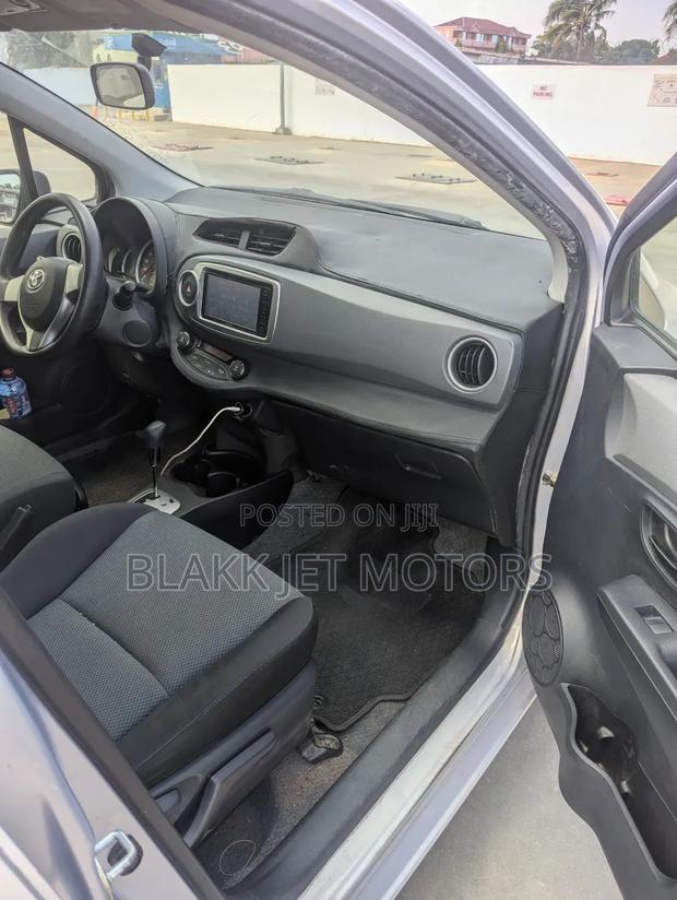 Toyota Vitz 1.3 AWD 5dr 2012 Beige · Photo 1