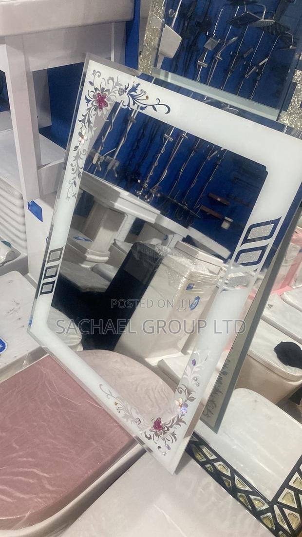 Wall Mount Mirror · Photo 2