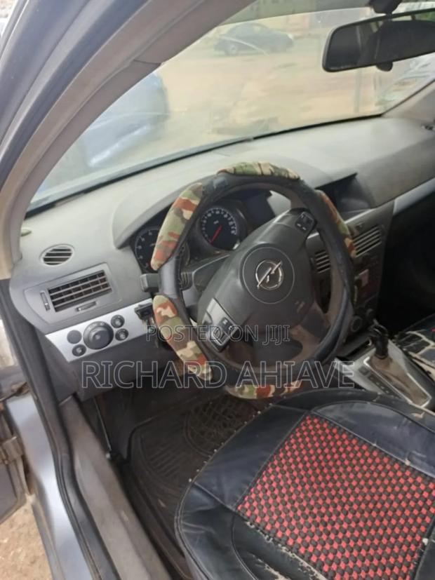 Opel Astra 1.8 Enjoy Twintop 2012 Gray photo 14