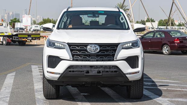 New Toyota Fortuner 2.7 AWD 2024 White photo 2