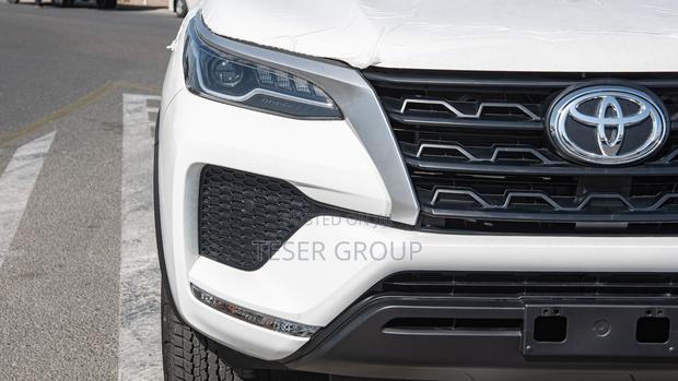 New Toyota Fortuner 2.7 AWD 2024 White photo 3