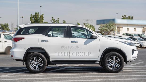 New Toyota Fortuner 2.7 AWD 2024 White photo 4