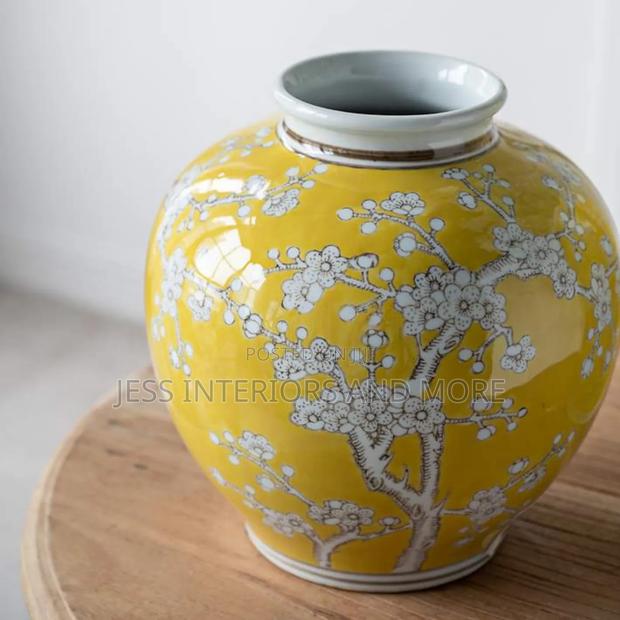 Vase (Yellow and White Curved Plum Blossom
) · Photo 4