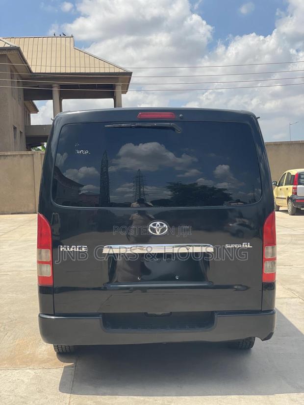 Toyota HiAce 2013 Black