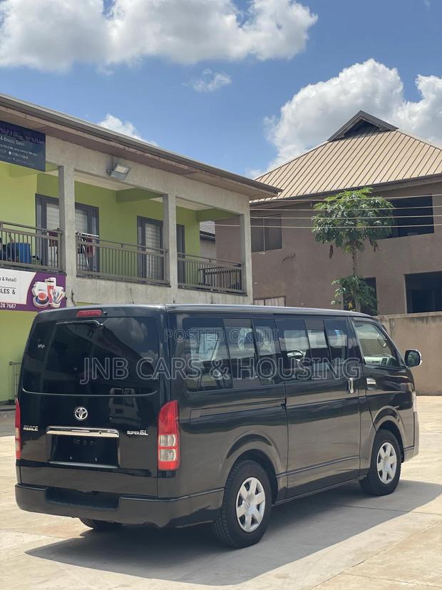 Toyota HiAce 2013 Black
