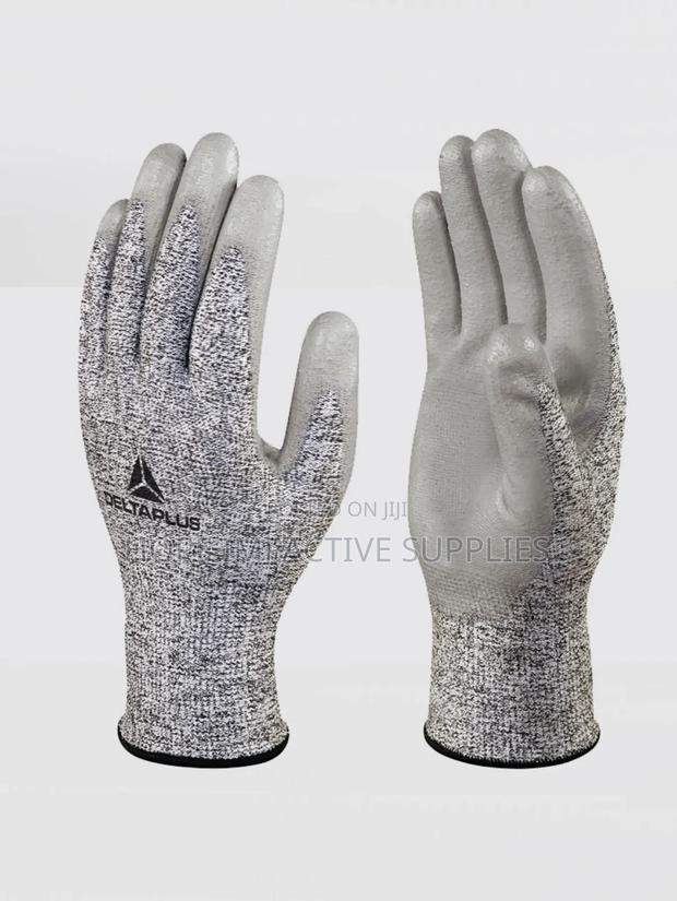 Delta Plus Anti-cut Gloves. · Photo 3