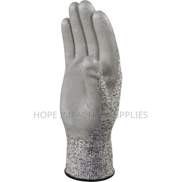 Delta Plus Anti-cut Gloves. · Photo 4