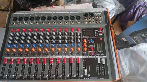 12 Channels Mixer · Photo 3
