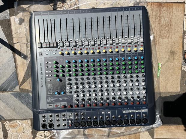 Soundcraft Signature 16 Analog Mixer · Photo 4