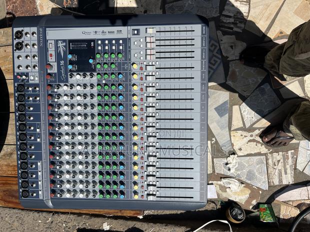 Soundcraft Signature 16 Analog Mixer · Photo 3