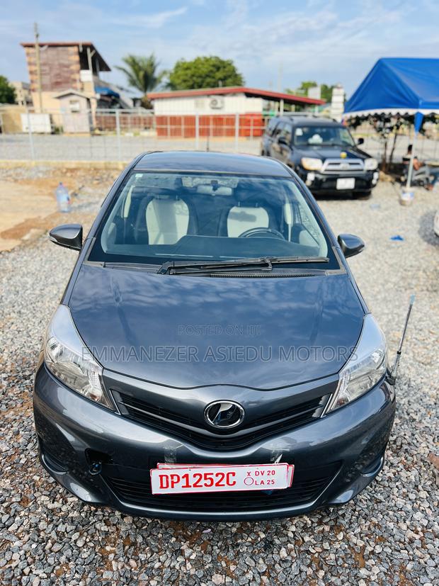 Toyota Vitz 1.3 FWD 5dr 2012 Gray