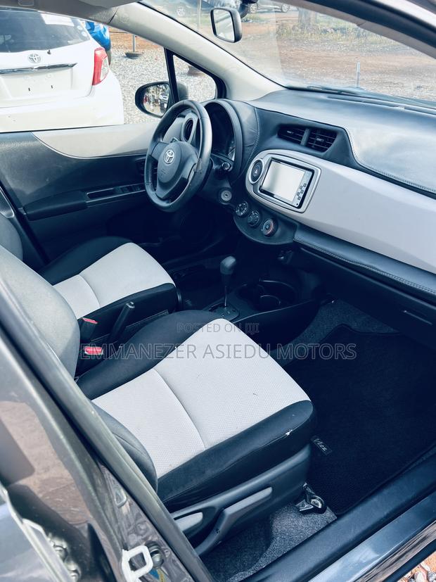 Toyota Vitz 1.3 FWD 5dr 2012 Gray photo 12