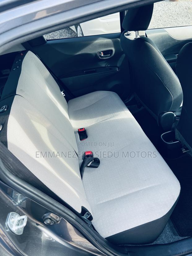 Toyota Vitz 1.3 FWD 5dr 2012 Gray photo 11