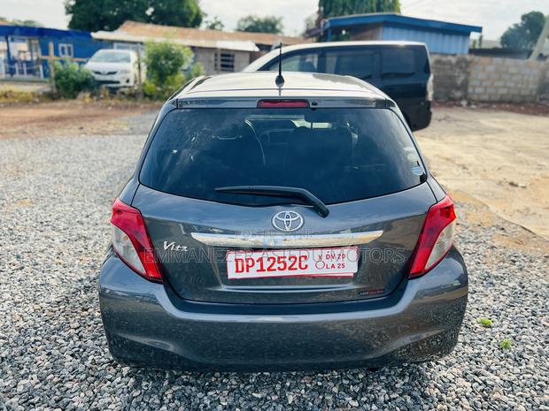 Toyota Vitz 1.3 FWD 5dr 2012 Gray photo 3