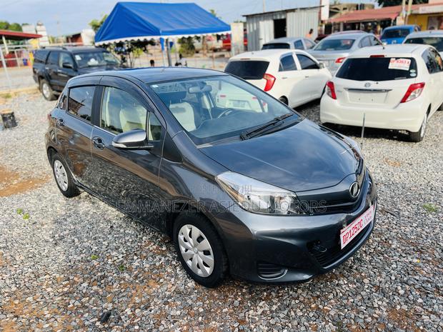 Toyota Vitz 1.3 FWD 5dr 2012 Gray photo 7