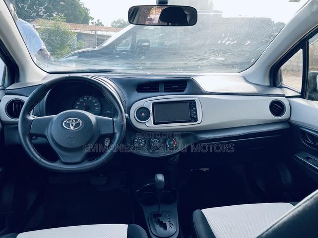 Toyota Vitz 1.3 FWD 5dr 2012 Gray photo 10