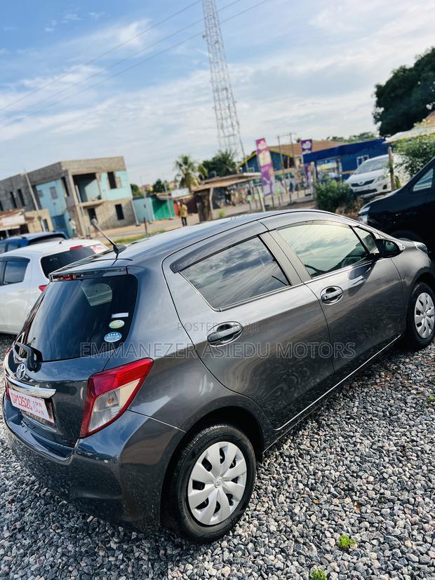 Toyota Vitz 1.3 FWD 5dr 2012 Gray photo 4
