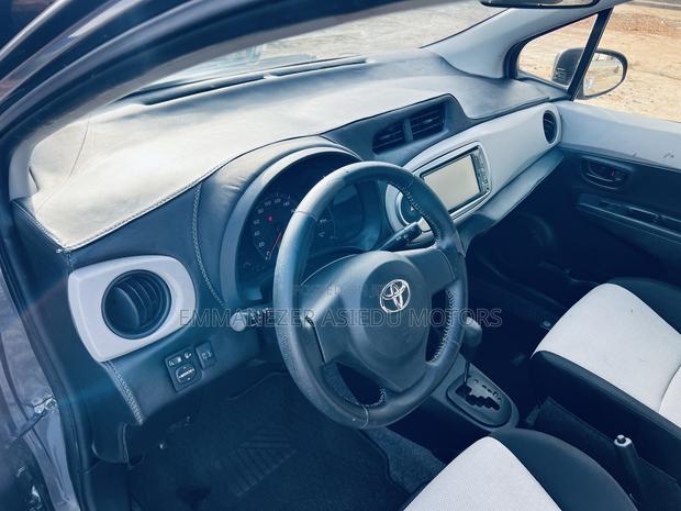 Toyota Vitz 1.3 FWD 5dr 2012 Gray photo 9
