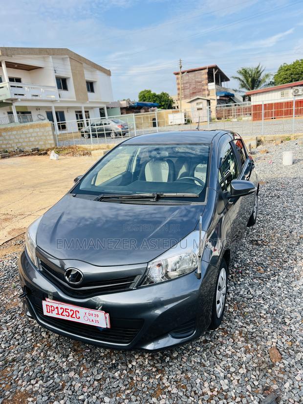 Toyota Vitz 1.3 FWD 5dr 2012 Gray photo 6