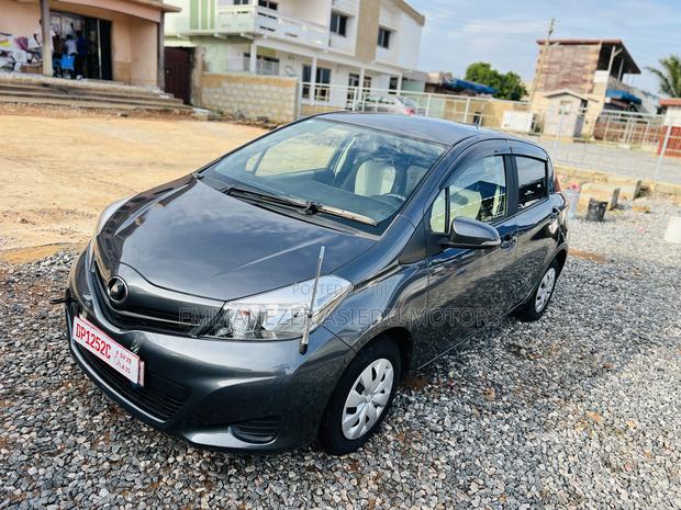 Toyota Vitz 1.3 FWD 5dr 2012 Gray photo 5
