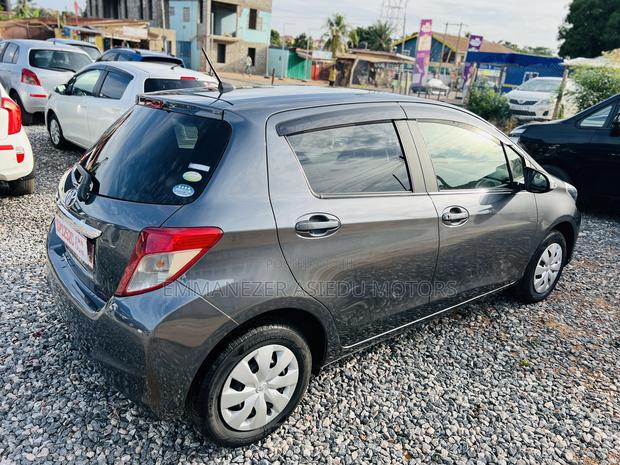 Toyota Vitz 1.3 FWD 5dr 2012 Gray photo 2