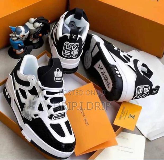 Louis Vuitton Trainer Sneakers . Comes in Box . · Photo 3