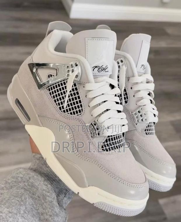 Jordan 4 Chrome Metallic Wing · Photo 4
