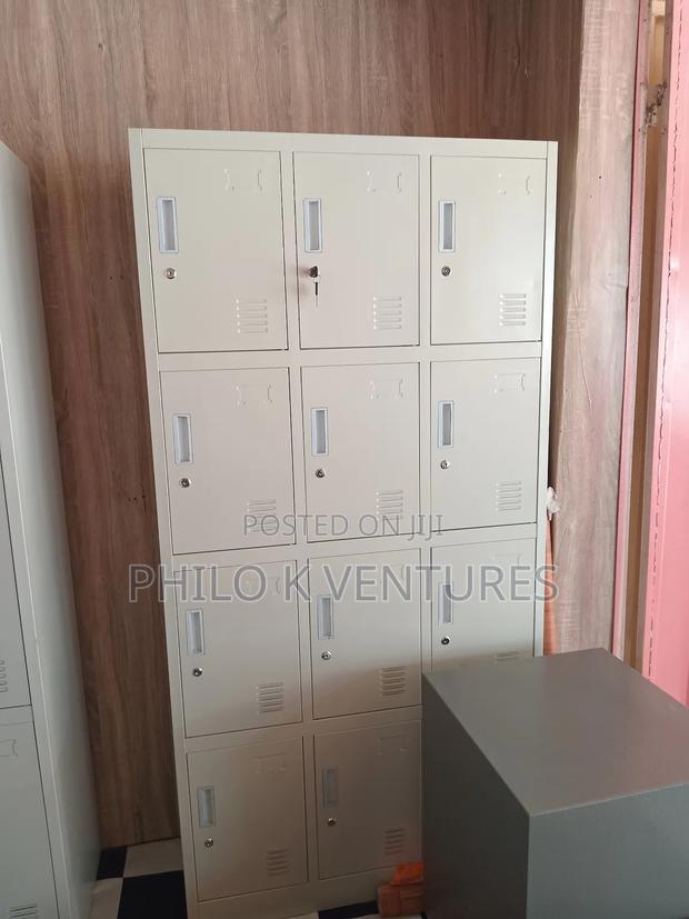 12 Doors Metal Cabinet · Photo 2