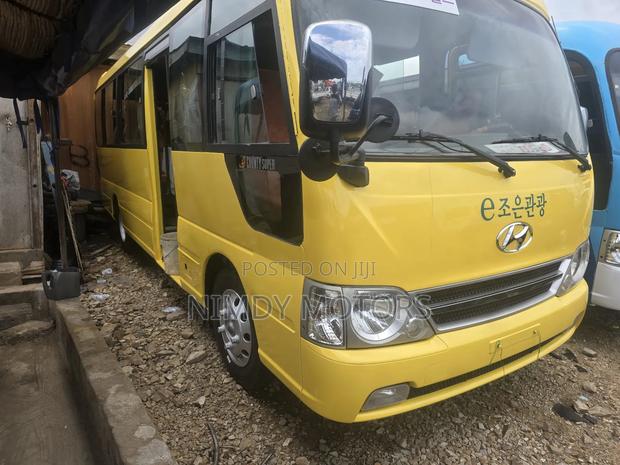 Hyundai County 2015 Yellow photo 3